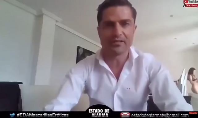 Γυμνή γκάφα: Δημοσιογράφος έδινε ρεπορτάζ με Skype, όταν πέρασε η ερωμένη του