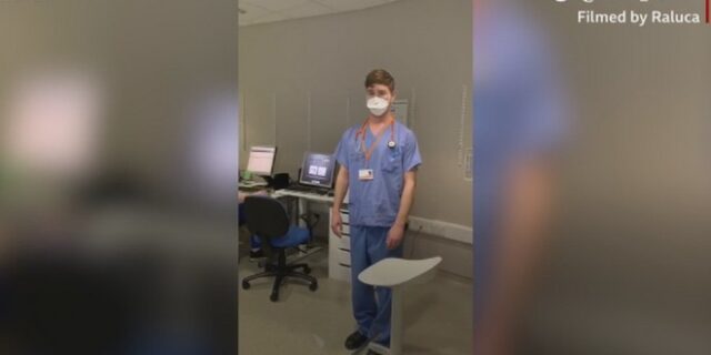 Βρετανία: Ο γιατρός-τραγουδιστής που κρατάει ψηλά το  ηθικό των συναδέλφων του