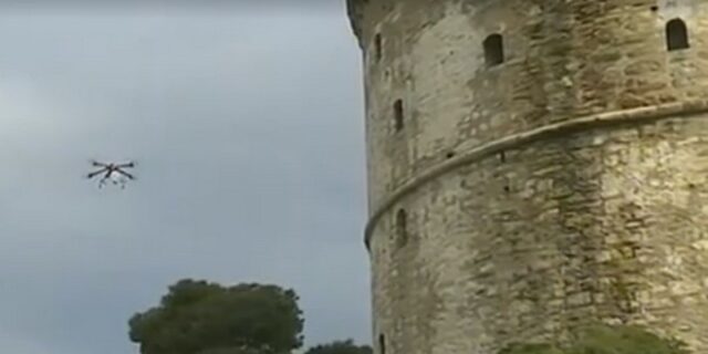Κορονοϊός: Drone πετά στον Λευκό Πύργο και προτρέπει τον κόσμο να μείνει σπίτι