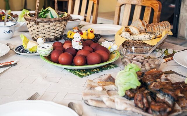 Πασχαλινό τραπέζι – Πόσες θερμίδες έχουν τα φαγητά του;