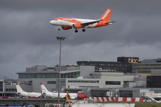 Η easyJet ανακοίνωσε πως μειώνει το προσωπικό της κατά 30%