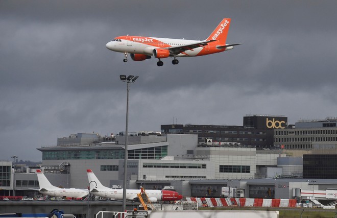 Η easyJet ανακοίνωσε πως μειώνει το προσωπικό της κατά 30%