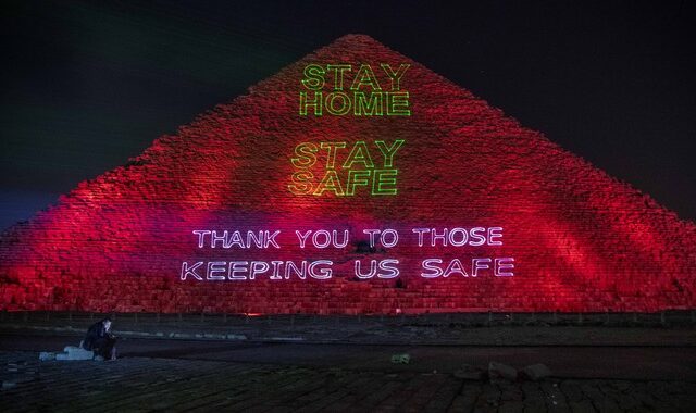 Φωτίστηκε η Μεγάλη Πυραμίδα της Γκίζας: “Μείνετε σπίτι – Μείνετε ασφαλείς”
