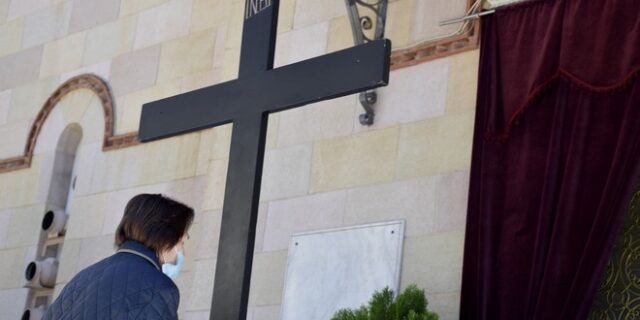 Περιστατικά με ουρές πιστών σε προαύλια εκκλησιών – Συστάσεις της ΕΛ.ΑΣ.