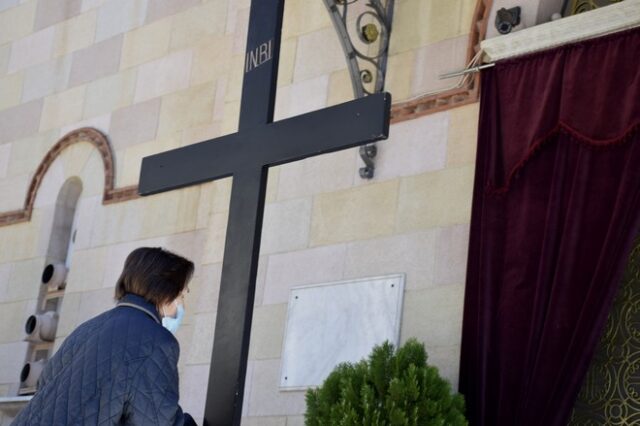 Περιστατικά με ουρές πιστών σε προαύλια εκκλησιών – Συστάσεις της ΕΛ.ΑΣ.