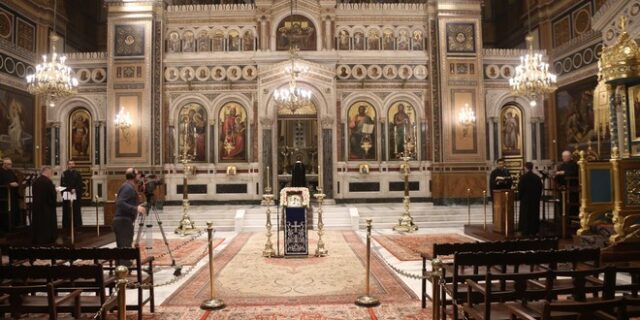 Μεγάλη Εβδομάδα: “Οι πιστοί να παραμείνουν σπίτι”, λέει τώρα η Ιερά Σύνοδος