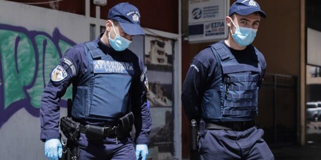 Αστυνομικοί έσωσαν νήπιο που πνίγηκε με καπάκι από αναψυκτικό