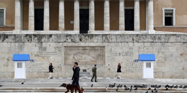 Ο Guardian αποθεώνει την Ελλάδα που “κερδίζει τον κορονοϊό”