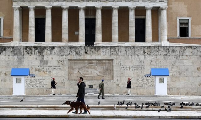 Ο Guardian αποθεώνει την Ελλάδα που “κερδίζει τον κορονοϊό”
