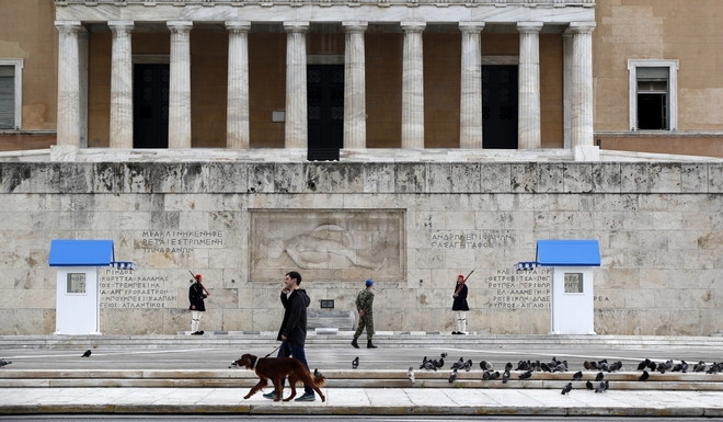 Ο Guardian αποθεώνει την Ελλάδα που “κερδίζει τον κορονοϊό”