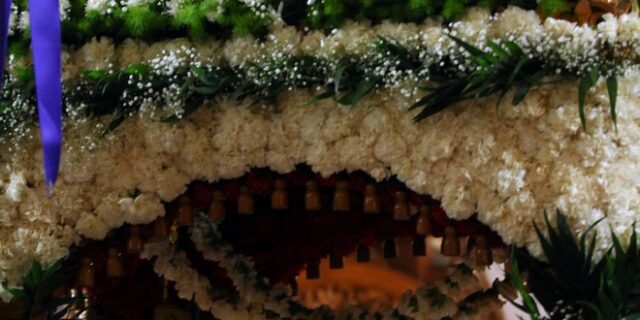 Μεγάλη Παρασκευή: LIVE η λειτουργία του Επιτάφιου