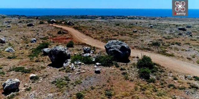 Η απόκοσμη “έρημος” με τους μυστηριώδεις κυκλώπειους βράχους στην άκρη της Ελλάδας