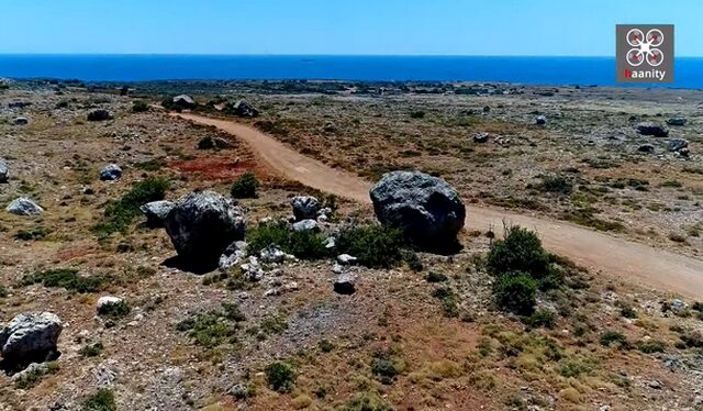 Η απόκοσμη “έρημος” με τους μυστηριώδεις κυκλώπειους βράχους στην άκρη της Ελλάδας