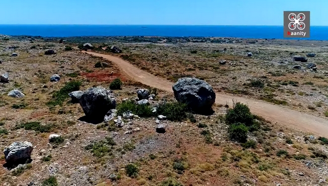 Η απόκοσμη “έρημος” με τους μυστηριώδεις κυκλώπειους βράχους στην άκρη της Ελλάδας