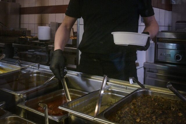 Cook4heroes: Εστιατόρια της Αθήνας παρέχουν γεύματα σε όσους μάχονται τον κορονοϊό