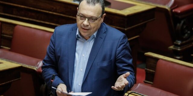 Φάμελλος για Μητσοτάκη: “Γιατί δεν μεταφέρει τώρα τις μετοχές των ΕΥΔΑΠ κι ΕΥΑΘ στο Δημόσιο;”
