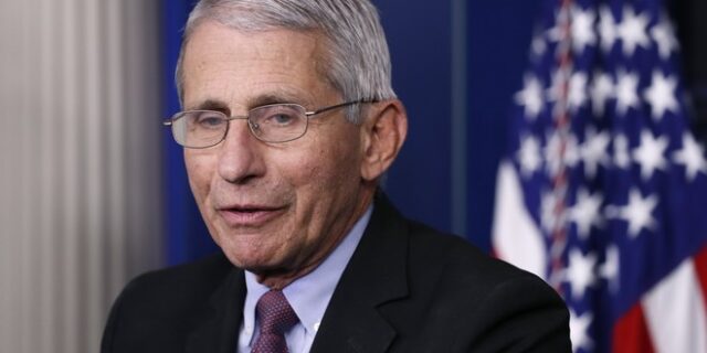 Φάουτσι: “Να τηρηθούν οι δύο δόσεις στα εμβόλια των Pfizer και Moderna”