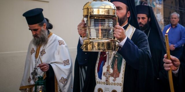 Στην Ελλάδα το Άγιο Φως: Υποδοχή με τιμές αρχηγού κράτους