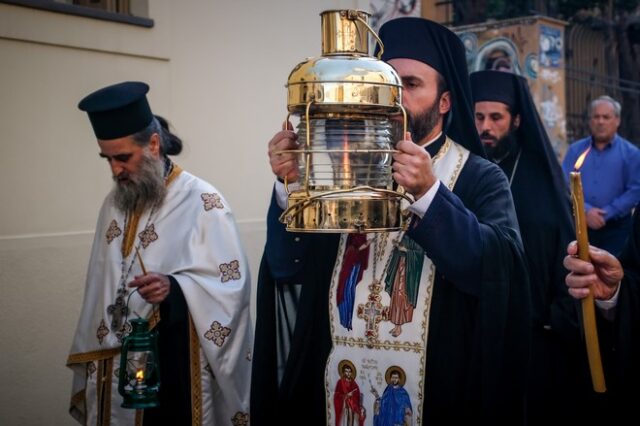 Στην Ελλάδα το Άγιο Φως: Υποδοχή με τιμές αρχηγού κράτους