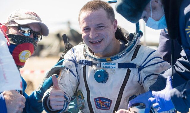 Επέστρεψαν στη Γη οι αστροναύτες του Soyuz και βρήκαν έναν κόσμο διαφορετικό