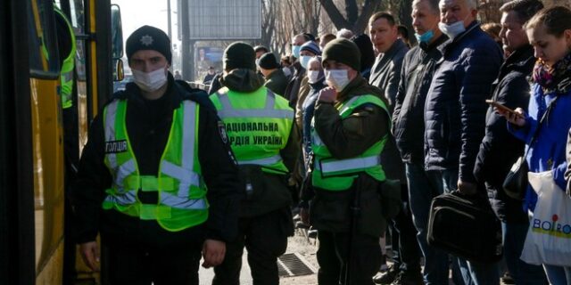 Κορονοϊός-Ουκρανία: Δήμαρχος σκάβει τάφους για να πείσει τους κατοίκους