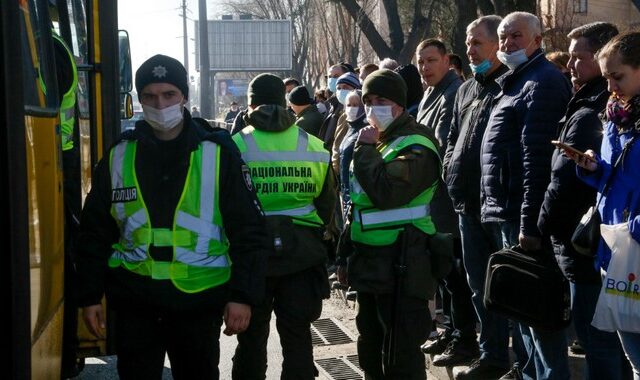 Κορονοϊός-Ουκρανία: Δήμαρχος σκάβει τάφους για να πείσει τους κατοίκους