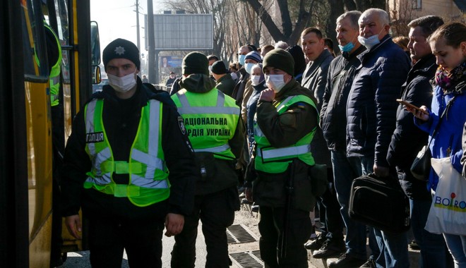 Κορονοϊός-Ουκρανία: Δήμαρχος σκάβει τάφους για να πείσει τους κατοίκους