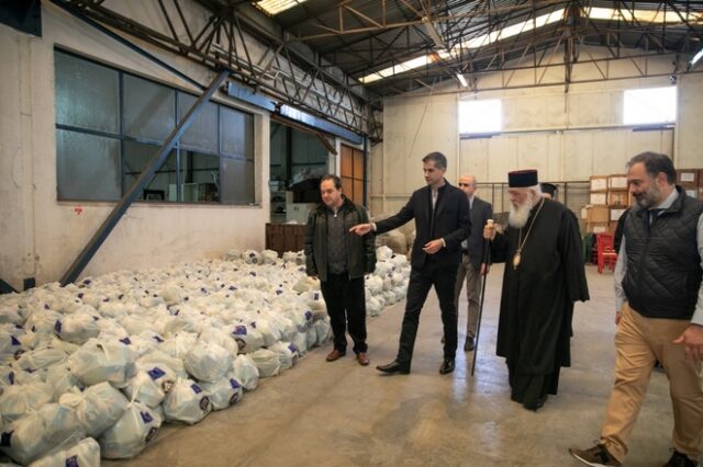 Αρχιεπισκοπή και Δήμος Αθηναίων μοιράζουν πάνω από 20.000 πακέτα τροφίμων