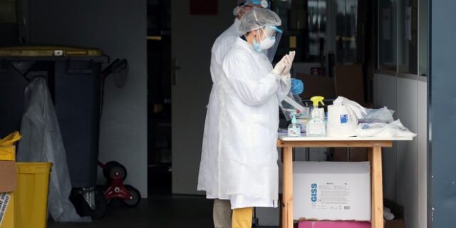 Κορονοϊός: Υπερδιπλασιάστηκαν οι θάνατοι στη Γαλλία