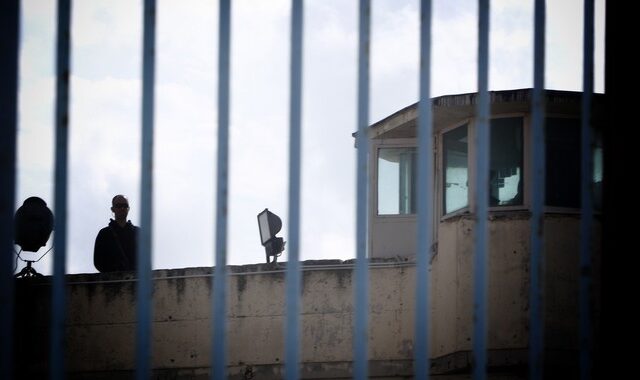 Ναρκωτικά, μαχαίρια, τσεκούρια και κινητά σε φυλακές της χώρας