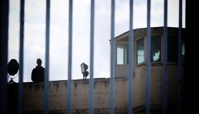 Ναρκωτικά, μαχαίρια, τσεκούρια και κινητά σε φυλακές της χώρας