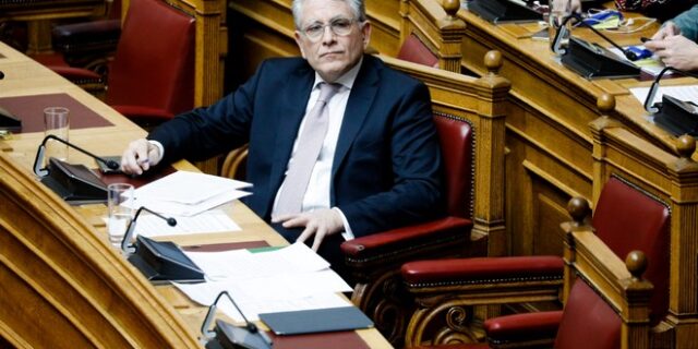 Στην αποπληρωμή των παραγωγών ΑΠΕ προχωρά το υπουργείο Περιβάλλοντος