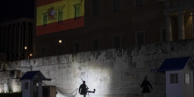 ΥΠΕΞ για φωταγώγηση ελληνικής Βουλής: “Μήνυμα ελπίδας και αλληλεγγύης προς την Ισπανία”