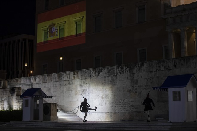 ΥΠΕΞ για φωταγώγηση ελληνικής Βουλής: “Μήνυμα ελπίδας και αλληλεγγύης προς την Ισπανία”