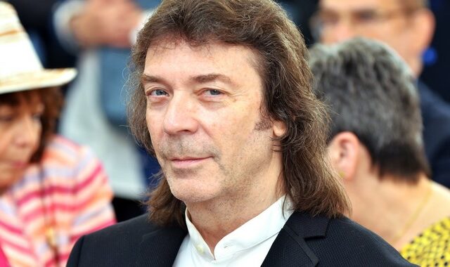 Ο Steve Hackett μένει σπίτι και παίζει “Blood on the Rooftops”