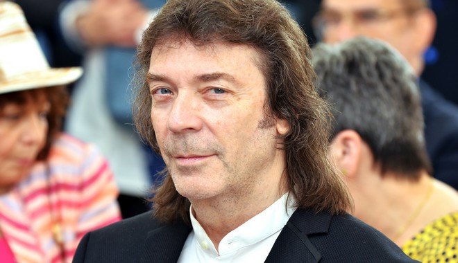 Ο Steve Hackett μένει σπίτι και παίζει “Blood on the Rooftops”