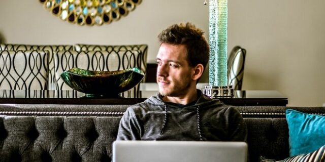 Κορονοϊός: Έξι συμβουλές για τα μαλλιά μας τώρα που μένουμε σπίτι