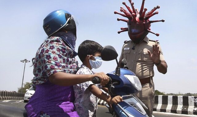 Ινδία: Αστυνομικός, ντυμμένος κορονοϊός, προτρέπει τους πολίτες να μείνουν σπίτι