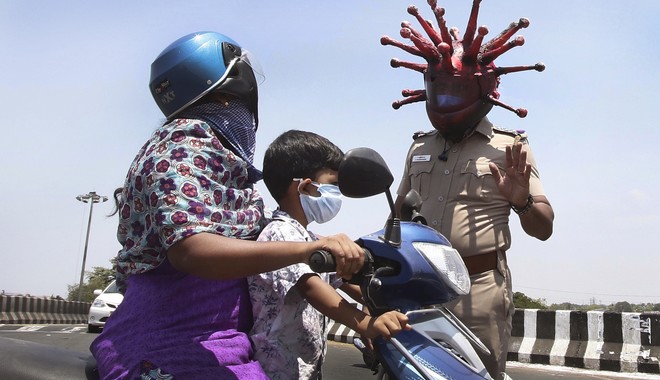 Ινδία: Αστυνομικός, ντυμμένος κορονοϊός, προτρέπει τους πολίτες να μείνουν σπίτι