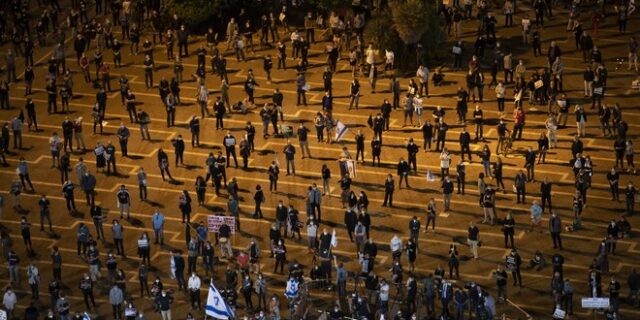 Οι Ισραηλινοί διαδηλώνουν κατά Νετανιάχου τηρώντας τα μέτρα ασφαλείας