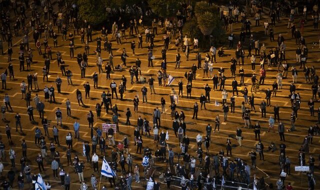 Οι Ισραηλινοί διαδηλώνουν κατά Νετανιάχου τηρώντας τα μέτρα ασφαλείας