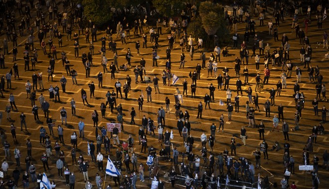 Οι Ισραηλινοί διαδηλώνουν κατά Νετανιάχου τηρώντας τα μέτρα ασφαλείας