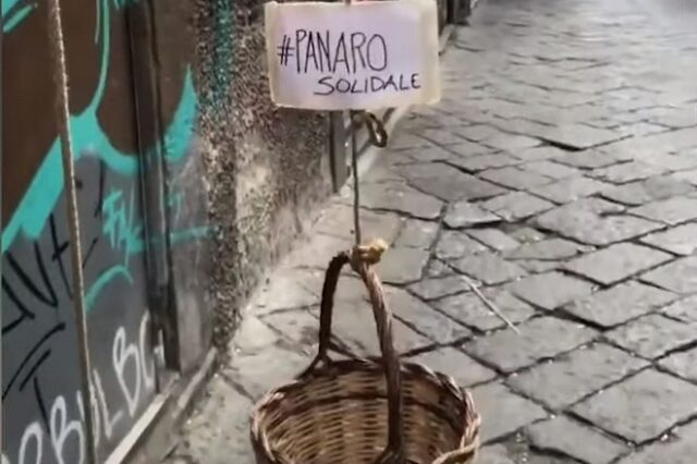 Κίνηση ανθρωπιάς στην Ιταλία: Κατεβάζουν καλάθια με φαγητά από τα μπαλκόνια τους