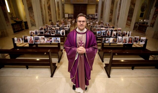 Ιταλός ιερέας κάνει λειτουργία σε εκκλησία γεμάτη από φωτογραφίες πιστών!