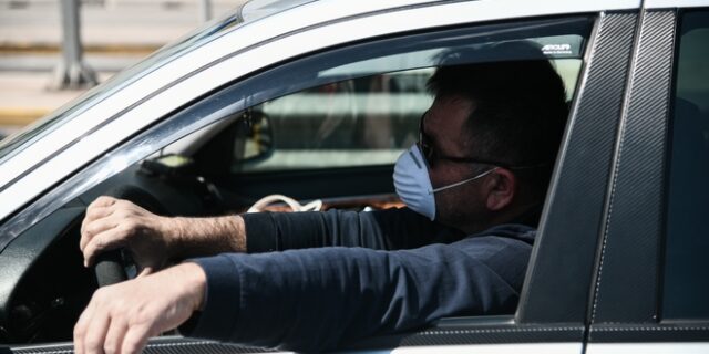 Κορονοϊός: Απαγορεύεται μεταφορά 2 επιβατών σε ΙΧ