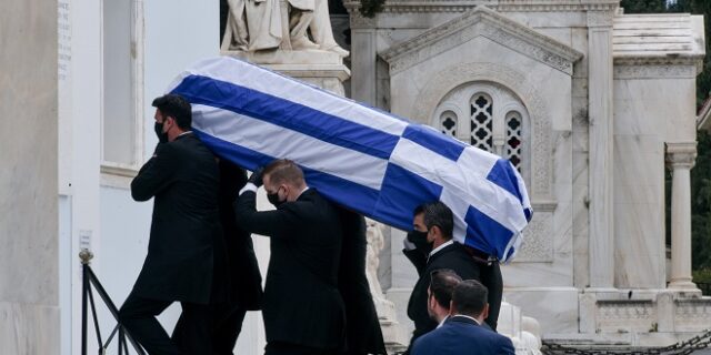 Μανώλης Γλέζος: Αποχαιρετισμός στον τελευταίο παρτιζάνο – Μεσίστια η σημαία στην Ακρόπολη