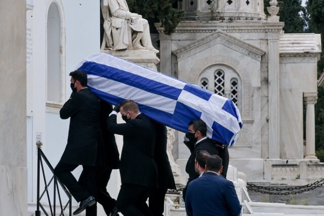 Μανώλης Γλέζος: Αποχαιρετισμός στον τελευταίο παρτιζάνο – Μεσίστια η σημαία στην Ακρόπολη