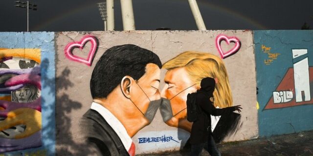 Το street art “Φιλί στο στόμα” της νέας εποχής: Τραμπ και Xi Jinping με προστατευτικές μάσκες