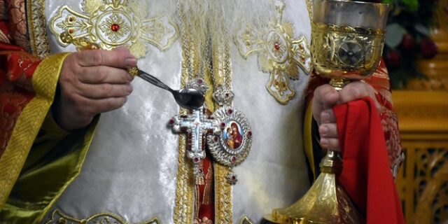 Παρέμβαση εισαγγελέα ζητάει ο Χαρδαλιάς για την μετάληψη σε Κουκάκι και Κέρκυρα