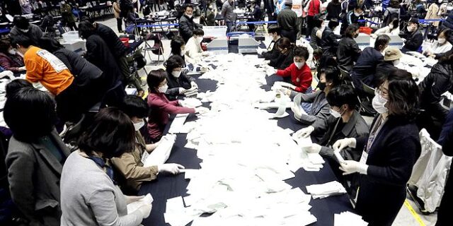 Κορονοϊός: Συμμετοχή-ρεκόρ στις εκλογές της Νοτίου Κορέας εν μέσω πανδημίας
